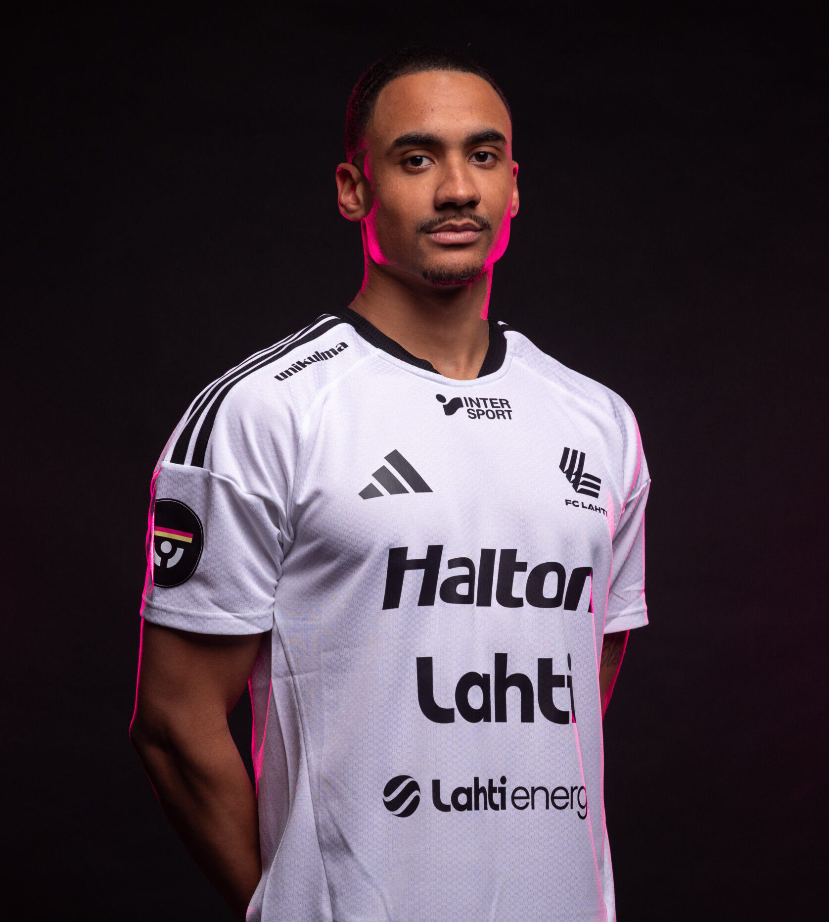 ENNAKKOTILAUS: Aikuisten fanipelipaita 2026 – Vieras