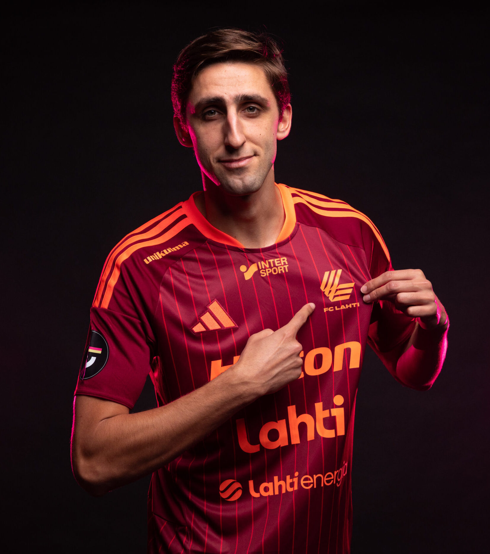 ENNAKKOTILAUS: Aikuisten fanipelipaita 2026 – kolmospaita